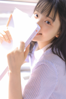她胸前的一对兔子弹跳出来